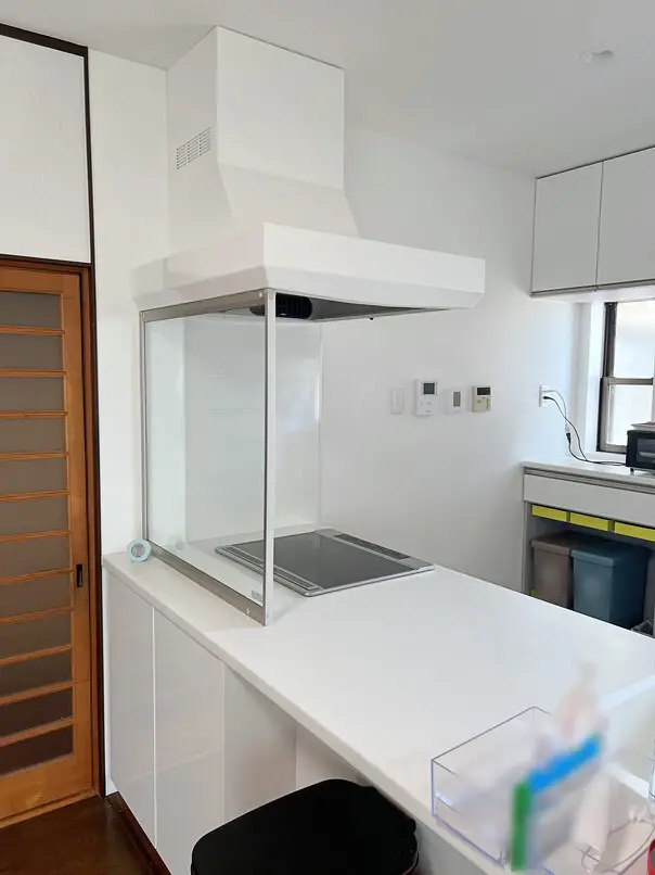 対面キッチンへ変更し、カップボードを新設致しました。